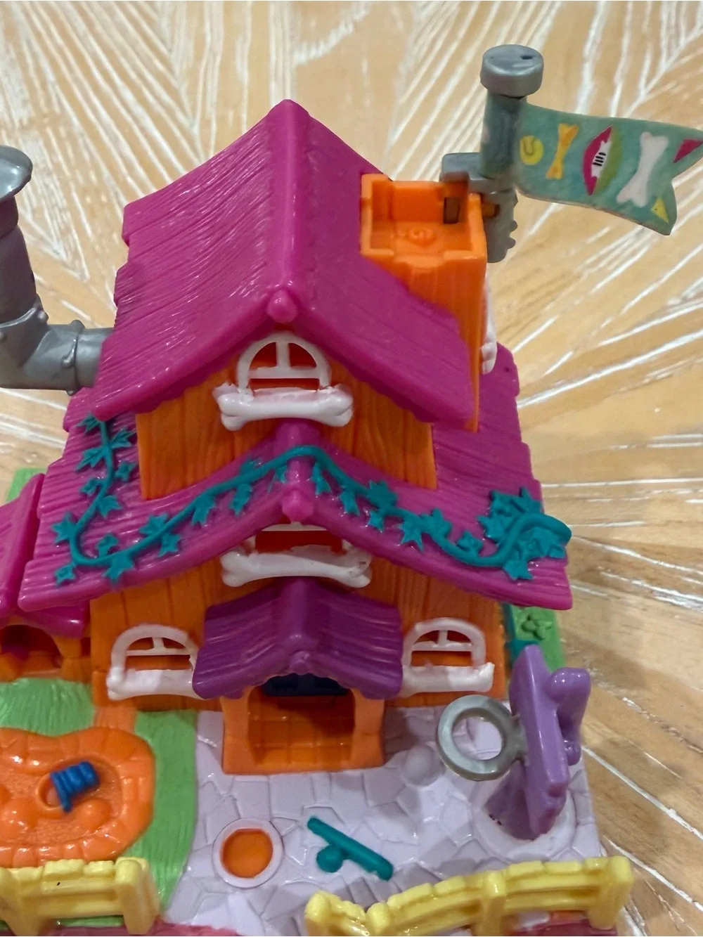 1994 COMPLETE Dog House Barclay’s Cottage Polly Pocket Bluebird